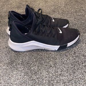Black nike workout shoes